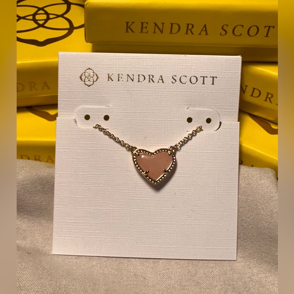NWT Kendra Scott Ari Heart Gold Pendant Necklace in Rose‎ Quartz - Picture 4 of 9